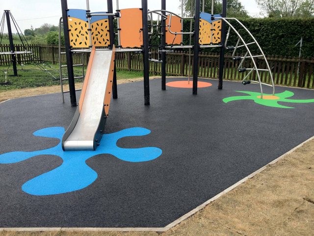Long Stratton WetPour EPDM Splash RubbaSmart WetPour playground surfacing with colourful splash markings of EPDM wear pads