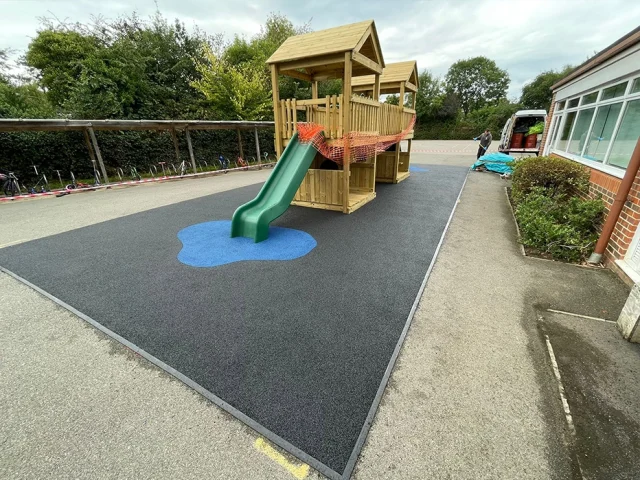 RubbaSmart with Blue EPDM splashes RubbaSmart WetPour playground surfacing with blue splash markings of EPDM wear pads
